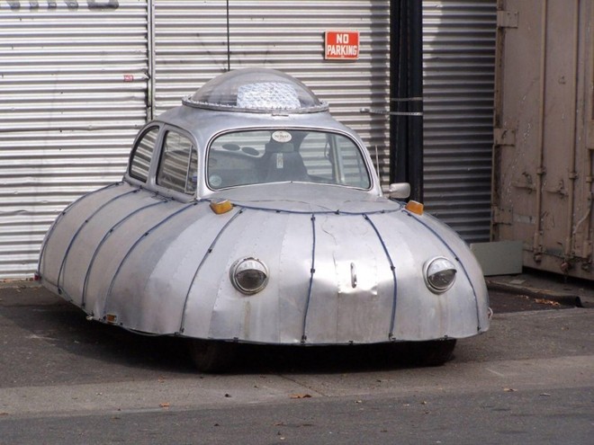 Xe UFO: Chiếc xe UFO hay có tên gọi khác là Flying Saucer Volkswagen Art Car được sửa đổi từ Volkswagen Beetle. Mẫu xe này được đưa tới triển lãm nghệ thuật tại Rock City, Nevada (nơi được cho là phát hiện nhiều đĩa bay). Chiếc xe được thiết kế khá kỳ quặc với những tấm nhôm bao quanh tạo thành hình tròn.